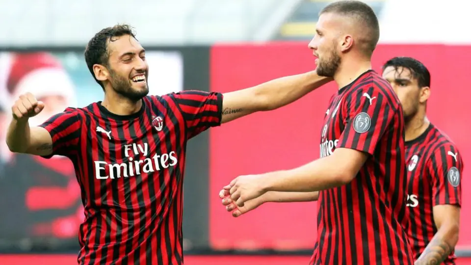 Serie A: Calhanoglu y Rebic guían al Milan en victoria sobre la Roma