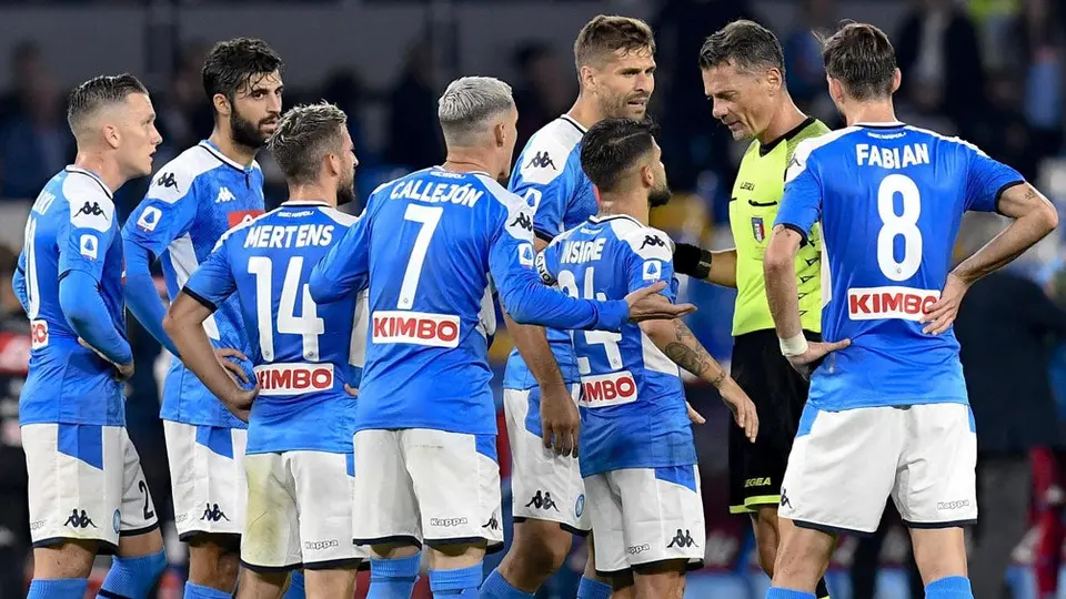 Napoli tomará medidas legales contra jugadores que rompieron concentración