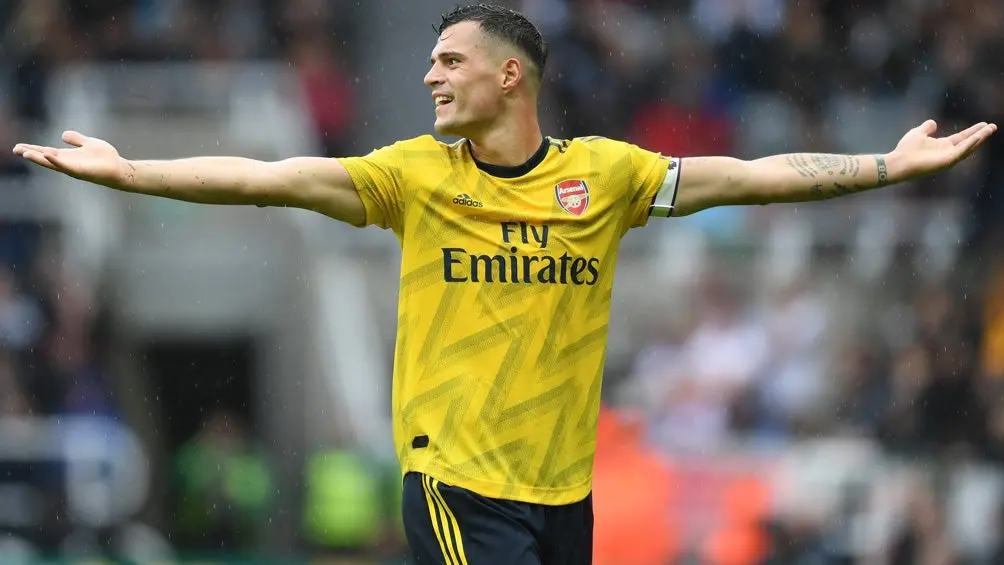 Granit Xhaka, durante un duelo con el Arsenal | FB: @ARSENAL