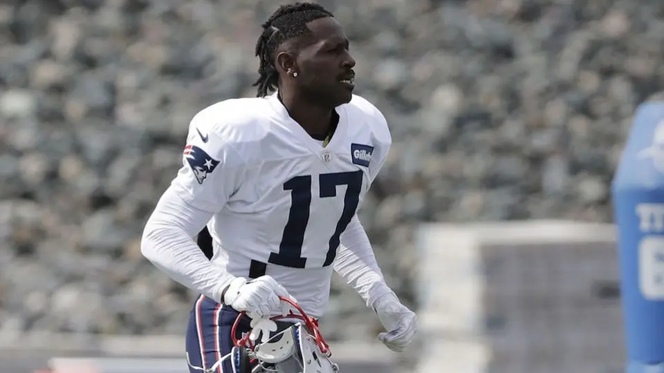 VIDEO: Antonio Brown sufrió duro golpe en la cabeza mientras hacía ejercicio