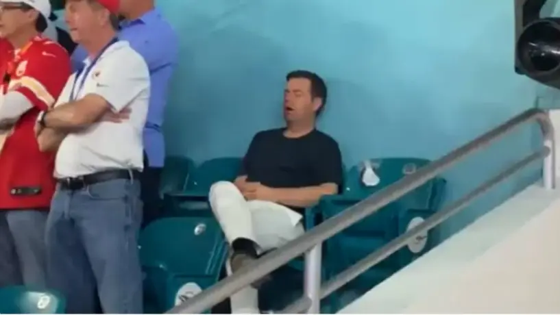 VIDEO: Aficionado se quedó dormido durante el Super Bowl LIV