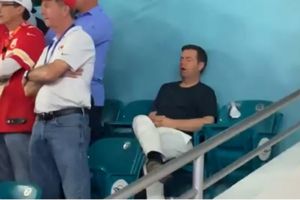 VIDEO: Aficionado se quedó dormido durante el Super Bowl LIV
