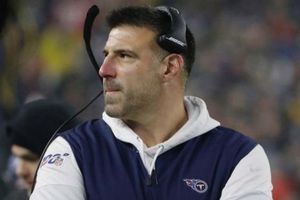 ¿Hijo del entrenador de Titans, captado en el baño durante el Draft de la NFL?