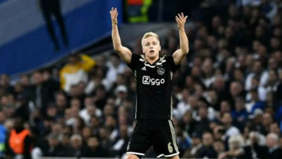 Van de Beek negó acuerdo con Real Madrid