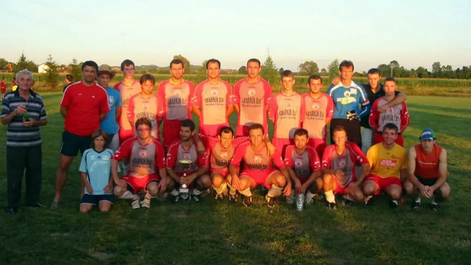 Futbolista croata fue expulsado por patear a una gallina