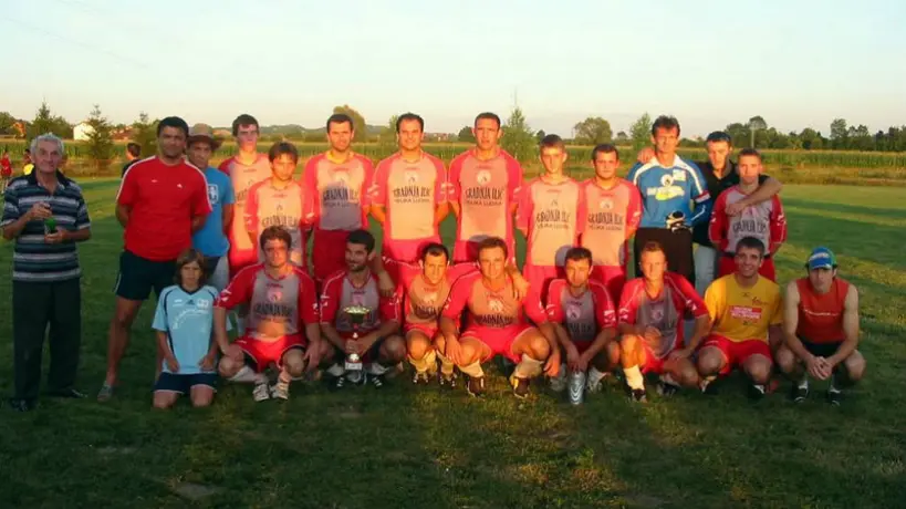 Futbolista croata fue expulsado por patear a una gallina
