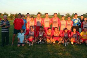 Futbolista croata fue expulsado por patear a una gallina