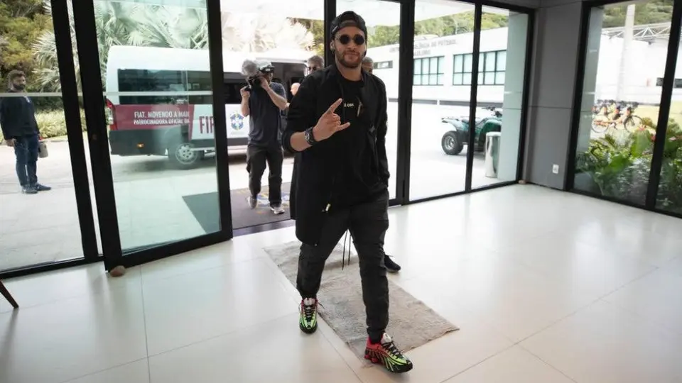 Neymar se escapó a Barcelona y se fue de fiesta con espectacular modelo