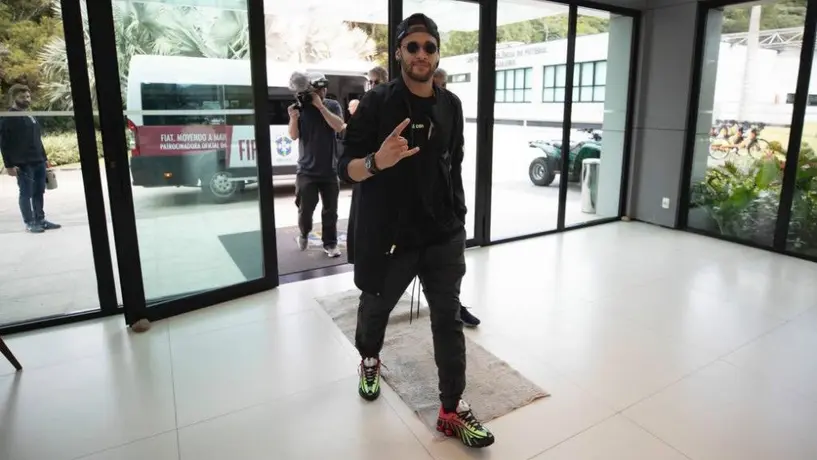 Neymar se escapó a Barcelona y se fue de fiesta con espectacular modelo