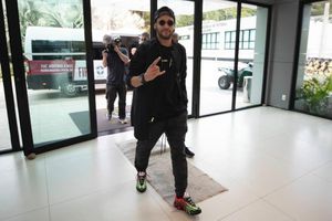 Neymar se escapó a Barcelona y se fue de fiesta con espectacular modelo