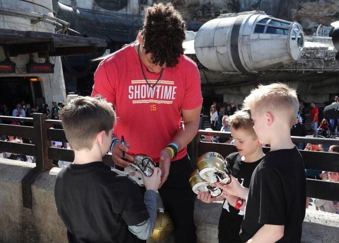 Disfruta las mejores postales que dejó la visita de Mahomes a Disneyland