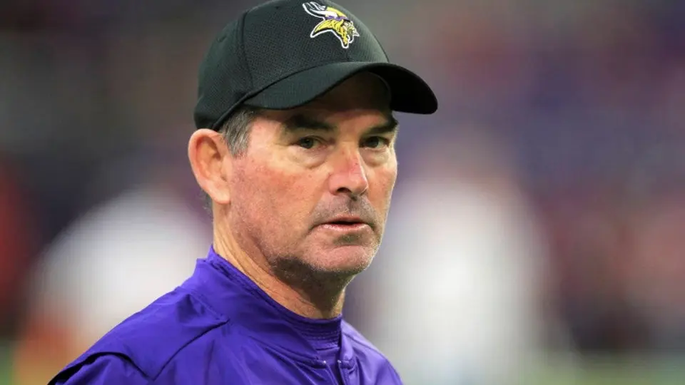 Mike Zimmer, coach de Vikings, prepara el inicio de la NFL junto con su hijo