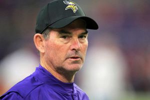 Mike Zimmer, coach de Vikings, prepara el inicio de la NFL junto con su hijo