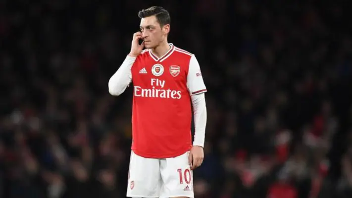 Mesut Özil rechazó reducción salarial del Arsenal