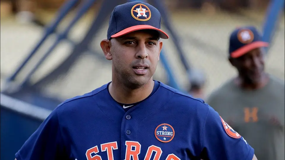 Alex Cora reconoció merecer castigos por robos de señales