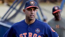 Alex Cora reconoció merecer castigos por robos de señales