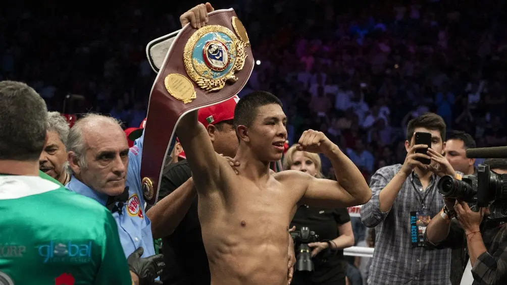 Jaime Munguia con el cinturón superwelter de la Organización Mundial de Boxeo