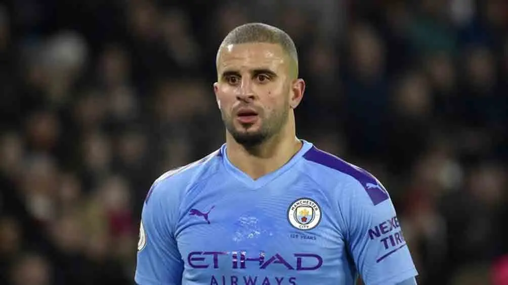 Kyle Walker se lamenta tras un error durante un juego | AP