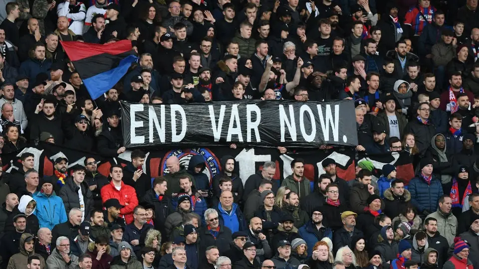 Aficionados ingleses arremetieron contra el VAR en partido del Arsenal