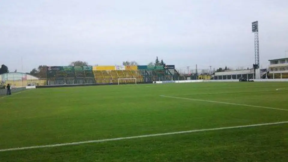 Tormenta derrumbó barda de estadio de Defensa y Justicia de Argentina