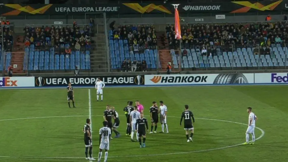Dron con la bandera de Armenia, detuvo el partido Dudelange-Qarabag