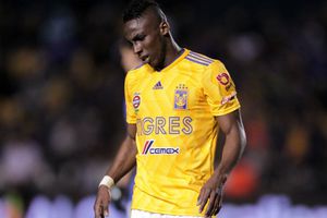 VIDEO: Vecina de Julián Quiñones se quejó ante las ruidosas fiestas del colombiano