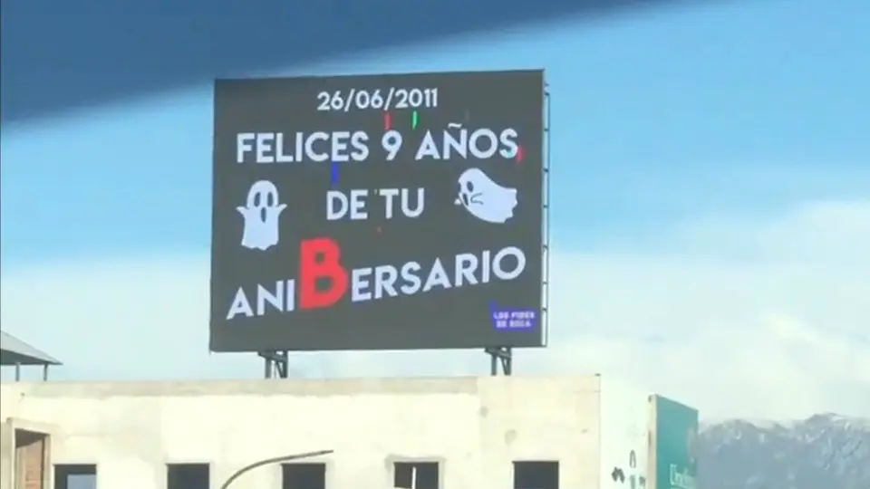 Video: Aficionado del Boca recordó el descenso del River en una pantalla gigante