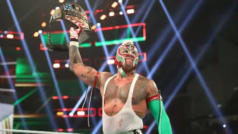 ¿Rey Mysterio está en estado crítico por lesión en el ojo?