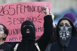 VIDEO: Fotógrafa sufrió quemaduras en marcha del Día de la Mujer