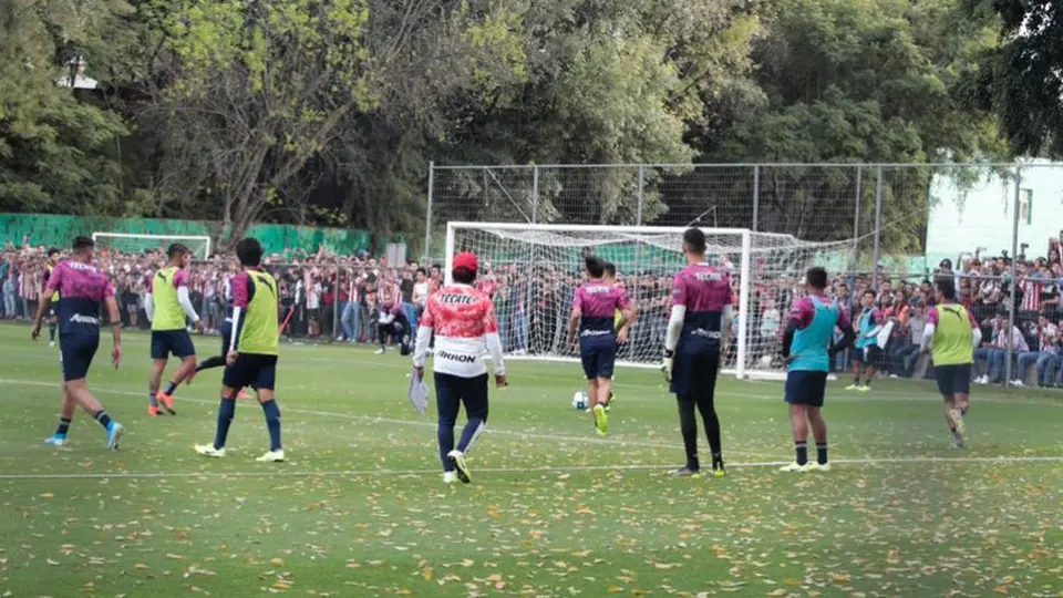 Cientos de aficionados acudieron al entrenamiento de Chivas