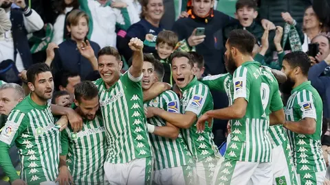 Guardado y Betis rescataron agónica victoria sobre el Valencia