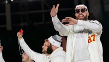 Travis Kelce festejó con abrigo de 400 mil pesos en desfile de Chiefs