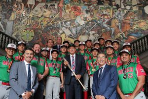 López Obrador confesó que si hubiera tenido los apoyos, habría sido beisbolista