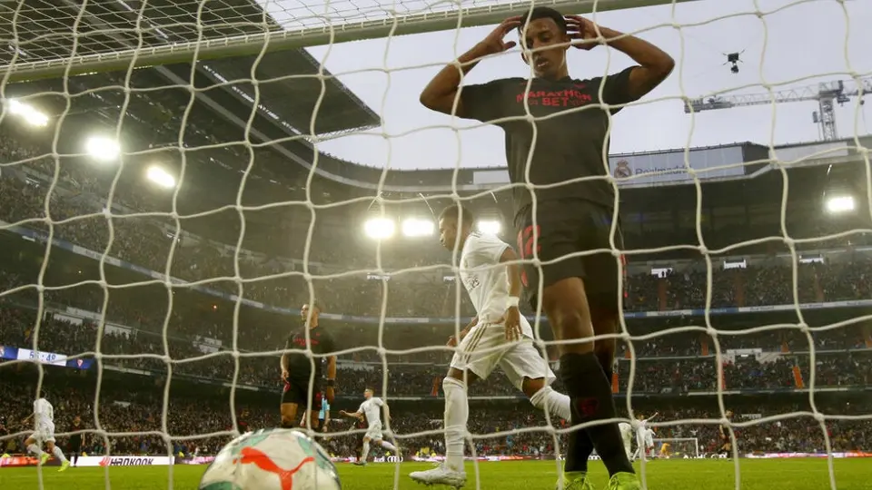Jugador de Sevilla reveló que no critica 'fallas' arbitrales por 'miedo' a ser suspendido