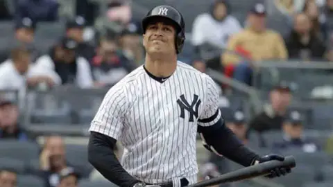 MLB analiza iniciar temporada en sedes de entrenamiento y sin público