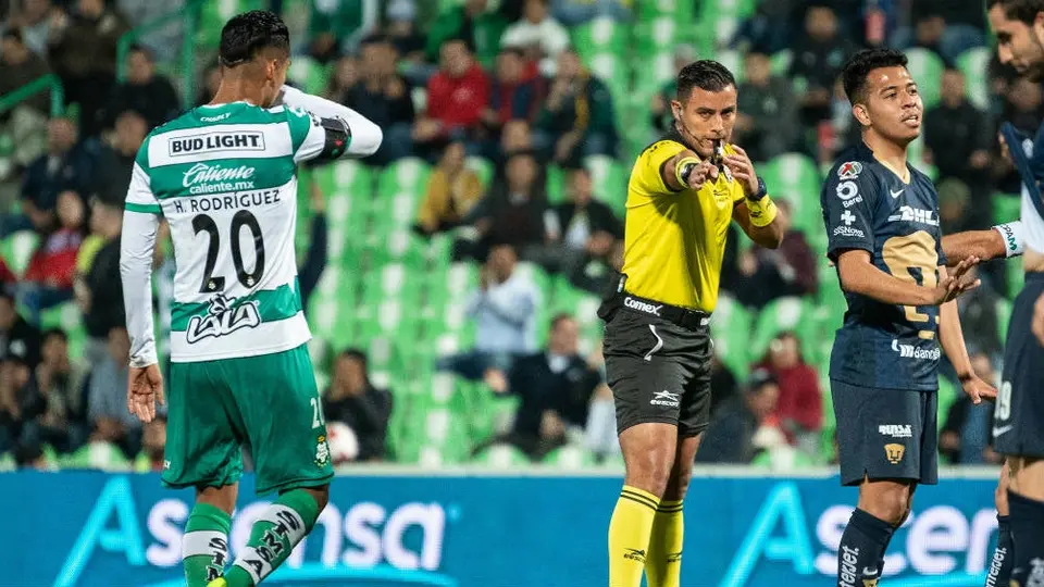 VIDEO: La increíble confusión del árbitro en el Santos vs Pumas de Copa MX