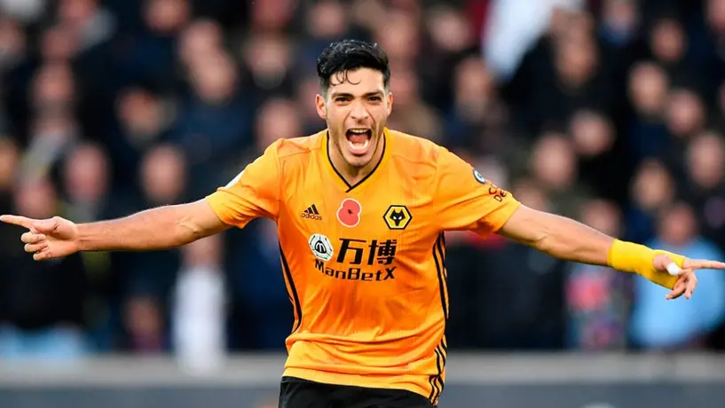 Video: Afición de los Wolves se entregó a Raúl Jiménez tras su doblete