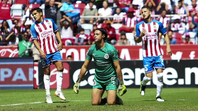Chivas cometió error ortográfico en jersey de Toño Rodríguez