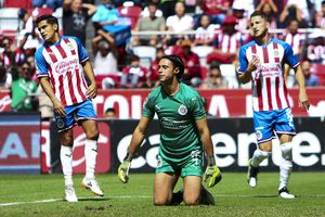 Chivas cometió error ortográfico en jersey de Toño Rodríguez
