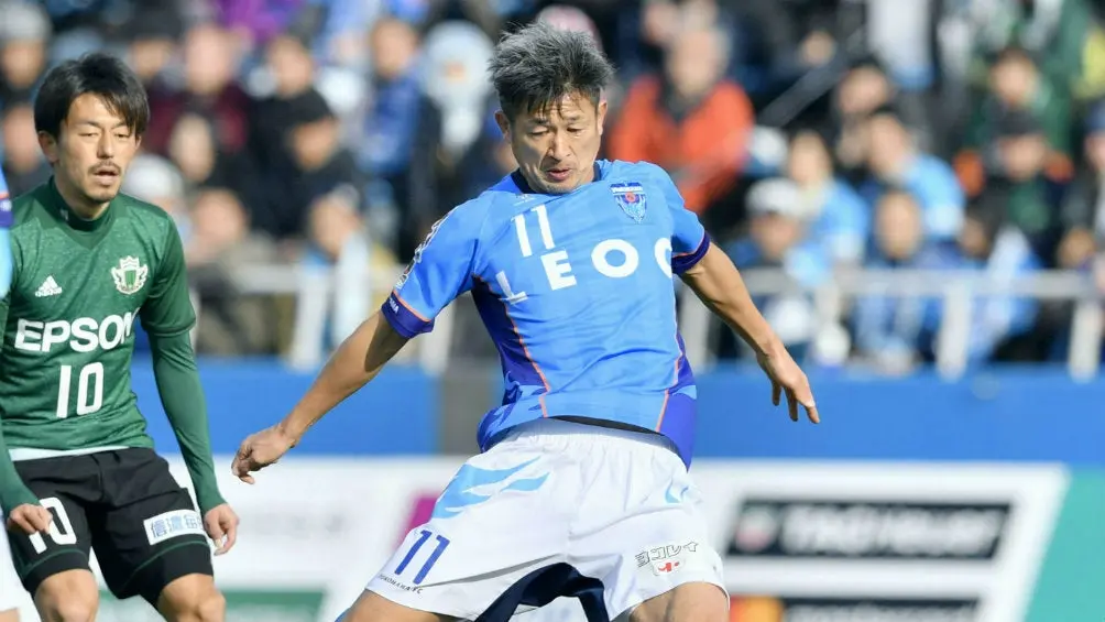 Kazuyoshi Miura se prepara para anotar un gol contra el Yamaga | AP