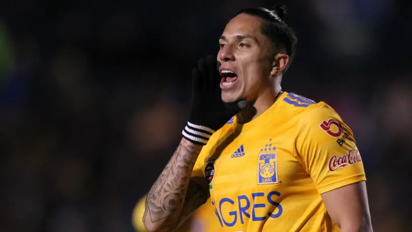 Carlos Salcedo disfruta en la playa del nuevo disco de Anuel