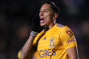 Carlos Salcedo disfruta en la playa del nuevo disco de Anuel