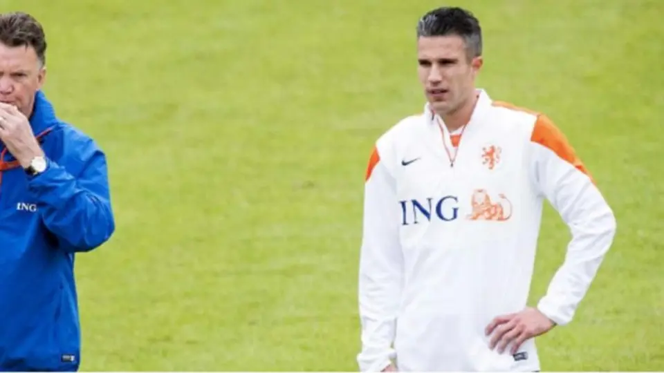 Van Persié sobre Van Gaal: "Nos juntamos en la banda y de repente me abofeteó"