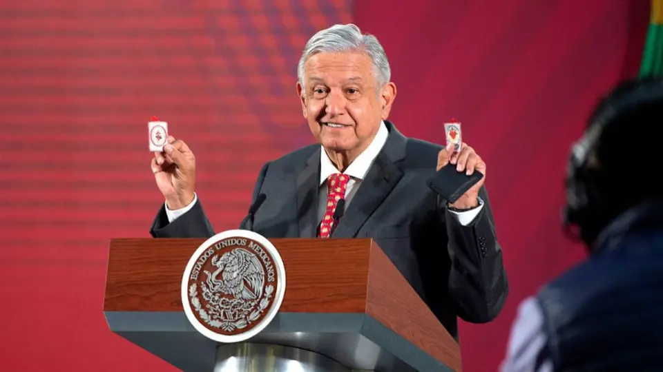 AMLO mostró imágenes religiosas como escudo protector contra el coronavirus