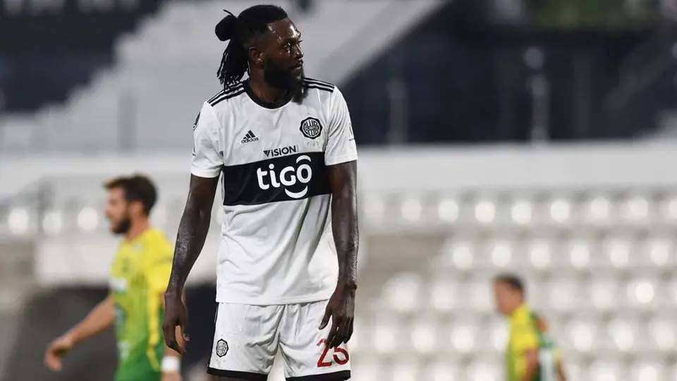 Emmanuel Adebayor 'huyó' de Paraguay por el coronavirus