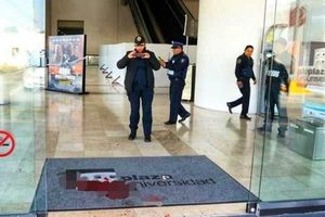 Un muerto y un detenido dejó balacera en Plaza Universidad