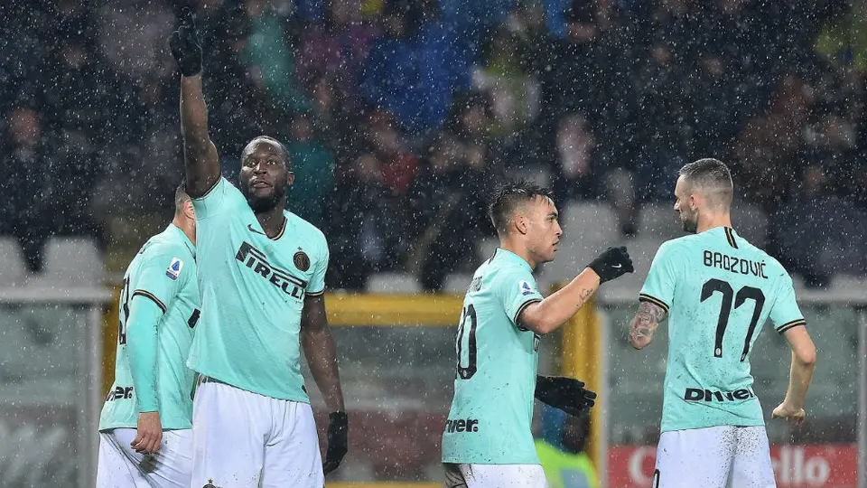 Roma y Milan vetaron a medio italiano por portada racista de Lukaku y Smalling