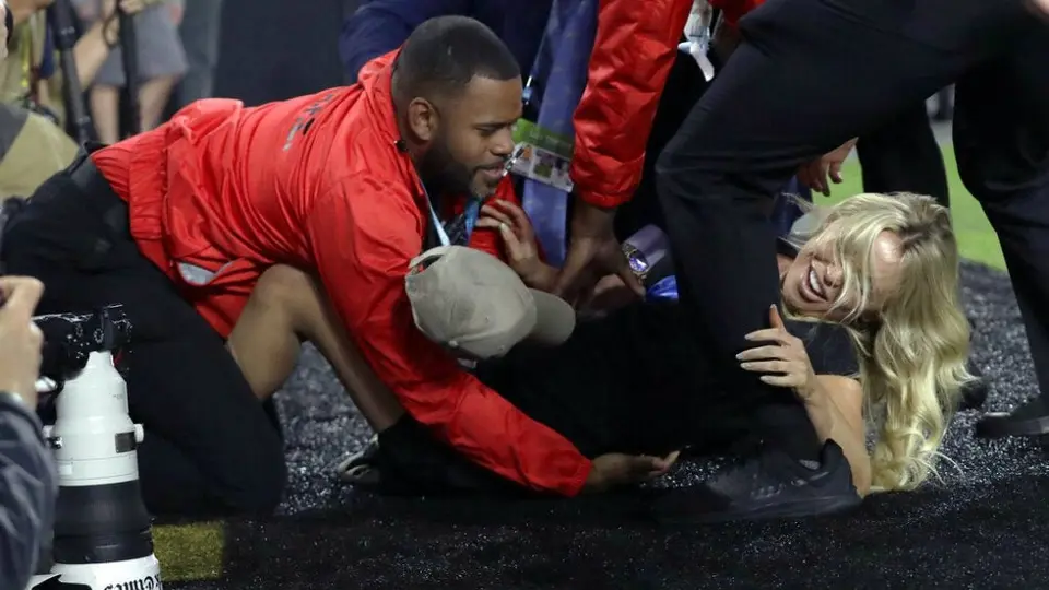 Mujer fue detenida por intentar invadir el campo durante el Super Bowl LIV
