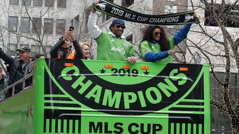 Russell Wilson estuvo en el desfile de Sounders en Seattle