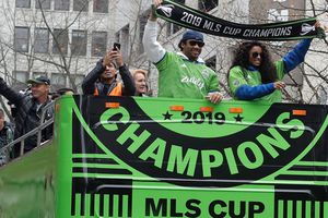 Russell Wilson estuvo en el desfile de Sounders en Seattle